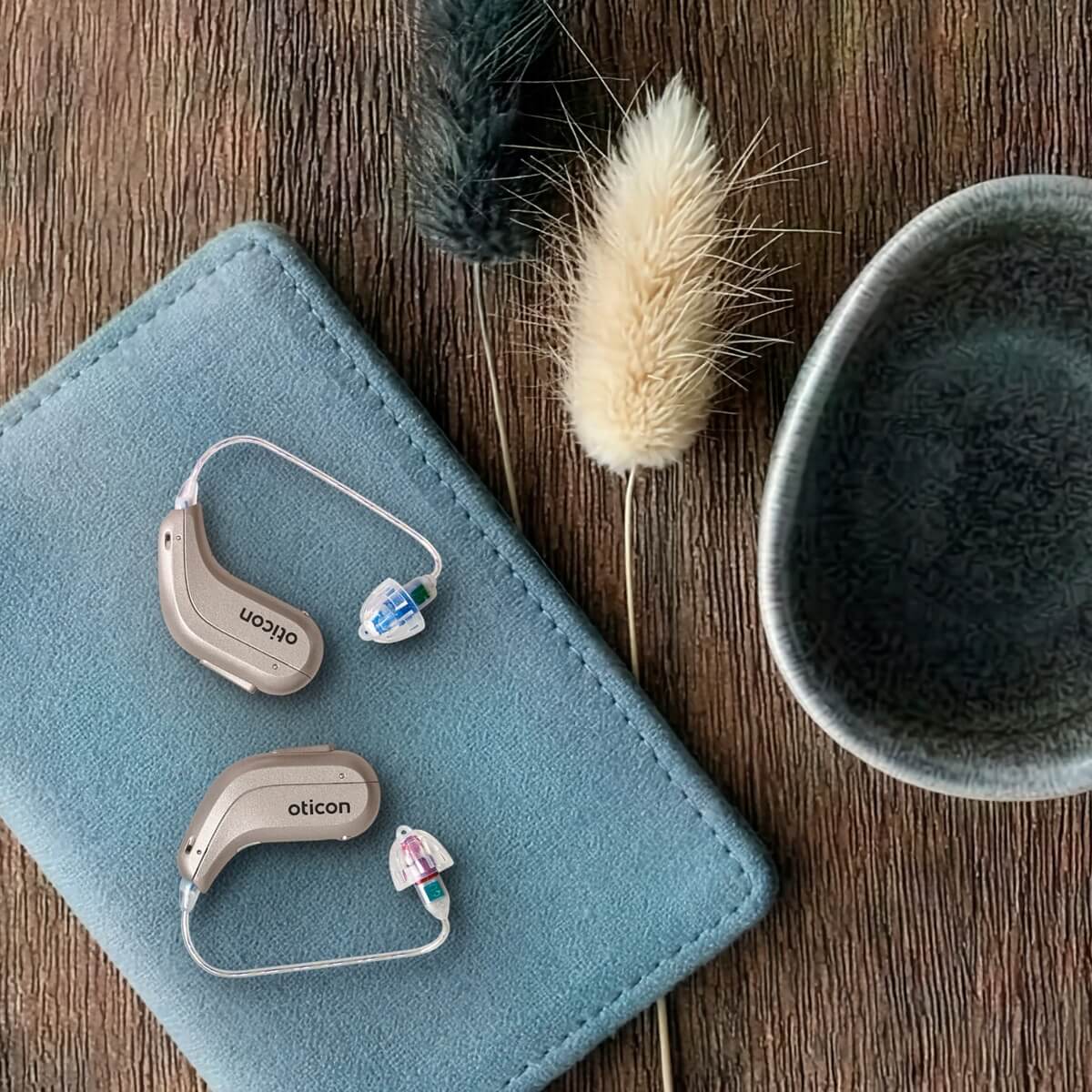 Oticon Reveal miniRITE hearing aid in Chroma Beige